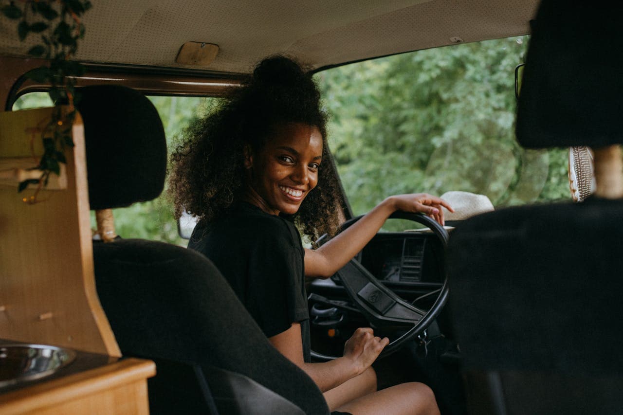 Vendedora feliz tras vender su camper con CampersNova
